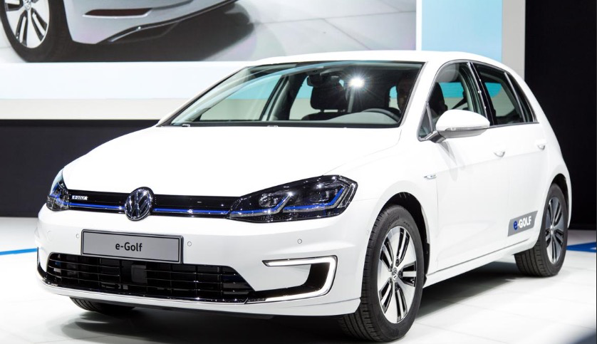 Ein E-Golf, der vom Windpark mit einer Spende finanziert wurde.